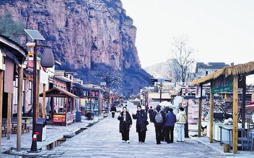 近日,游客在山李冀·山游市集游玩。左文浩摄