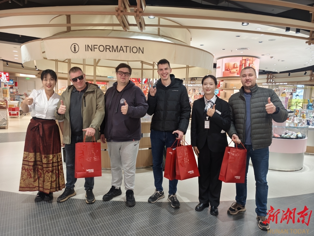 海外游客在长沙市内免税店购物。长沙市内免税店供图