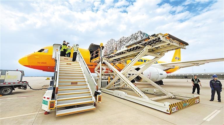 6月26日,货运飞机平稳降落在兰州中川国际机场,兰州至莫斯科国际货运航线正式开通。新甘肃·甘肃日报记者 田蹊