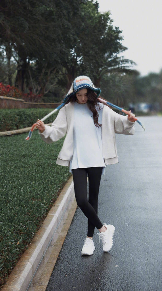 杨幂少女感十足。