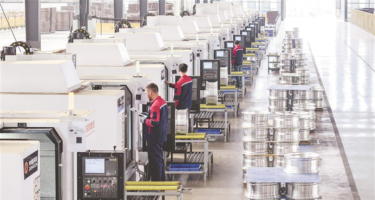 12月20日，位于南丰县的中隆（江西）科技有限公司生产车间内，工人正在赶制一批出口的高端汽车轮毂订单。时至年末，该县企业开足马力赶订单，生产线上一派繁忙景象。 通讯员 邓 鹏摄