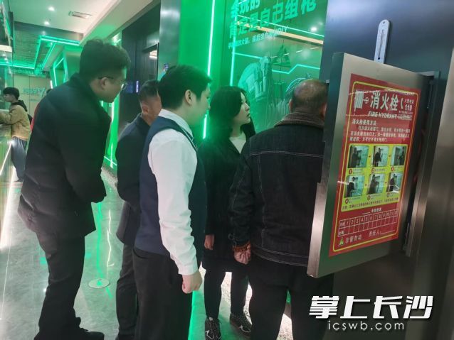 工作人员在人员密集场所进行夜查。 均为长沙晚报通讯员张柳杉供图