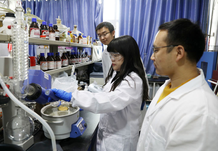 兰州大学化学化工学院研究团队在实验室做实验