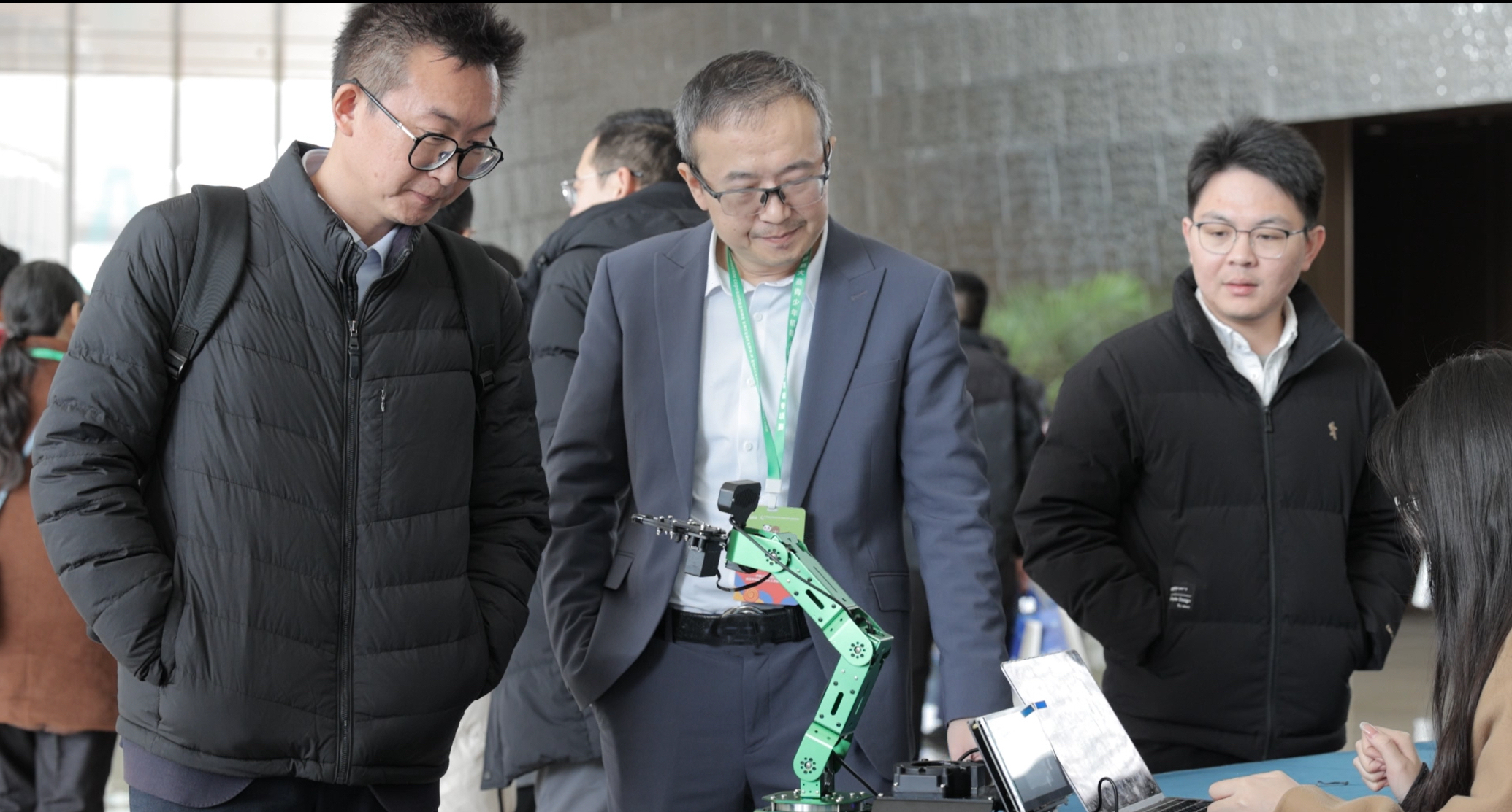 中俄智慧激荡上合,百项创新角逐未来丨2025中俄工业创新大赛总决赛在上合示范区开幕,人工智能应用场景需求清单同步发布