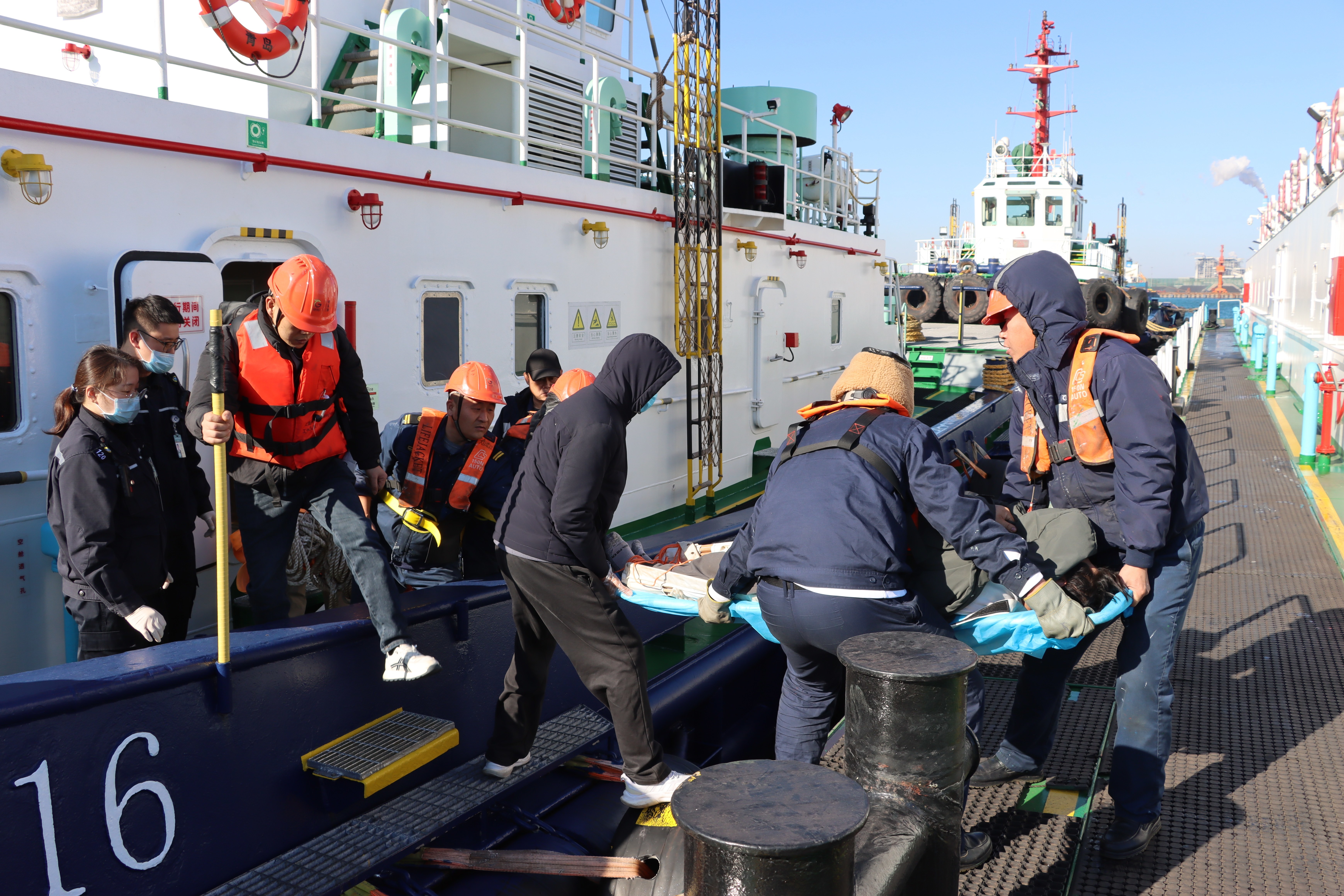 生命时速!山东港口青岛港两小时紧急转运海上患病船员
