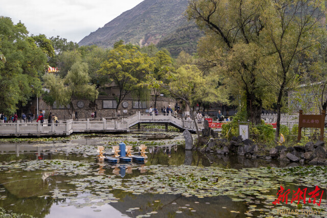 五泉山公园内游人如织。