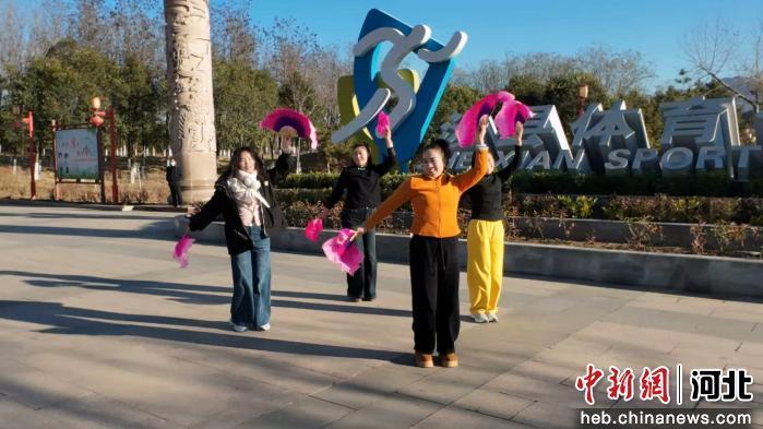 图为大众在涉县体育公园内跳广场舞。 杨彦忠 摄