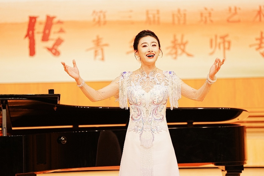 中国音乐金钟奖获得者马鑫芮演唱《青春舞曲》
