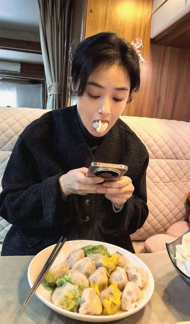 蒋欣大口进食超满足。