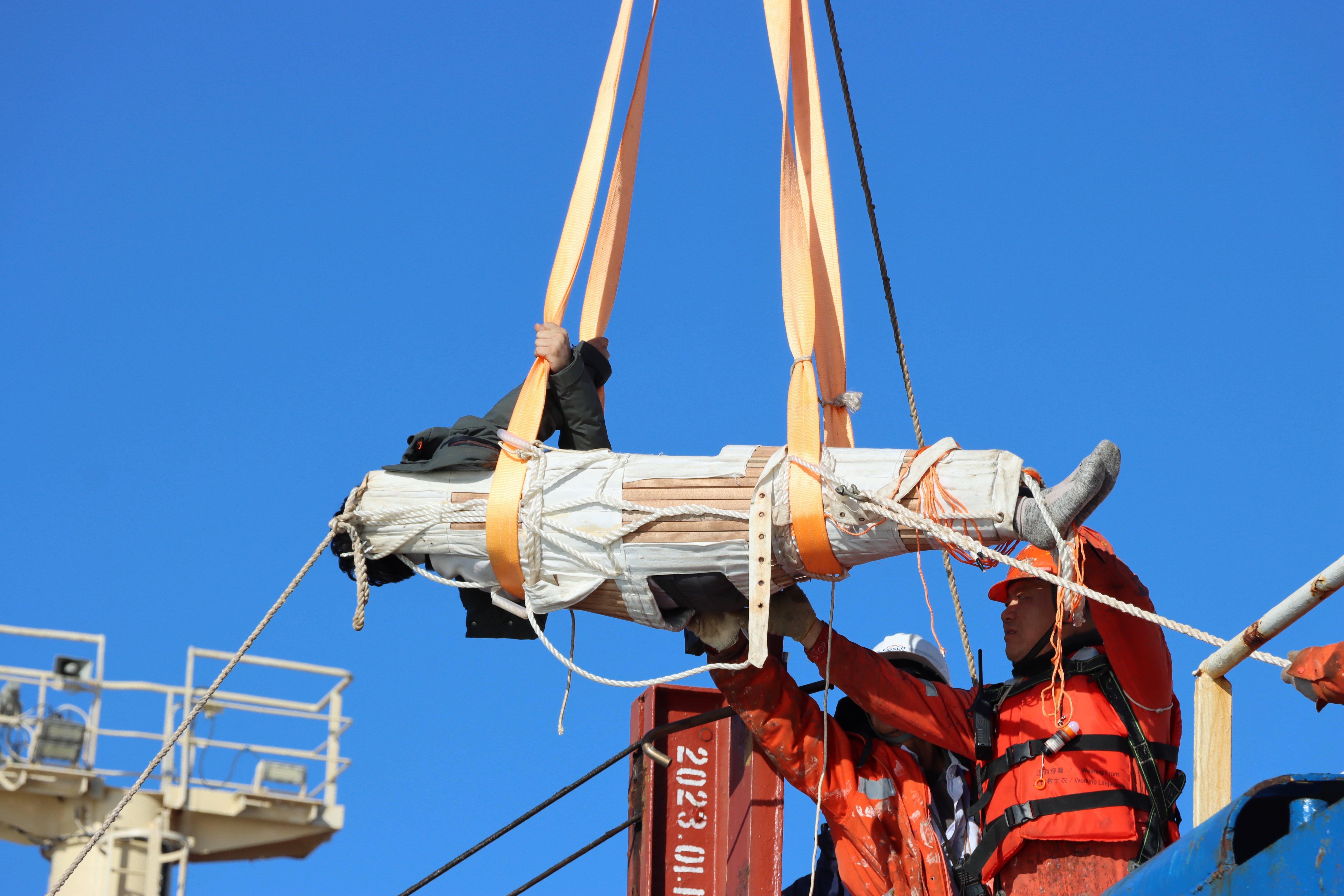 生命时速!山东港口青岛港两小时紧急转运海上患病船员