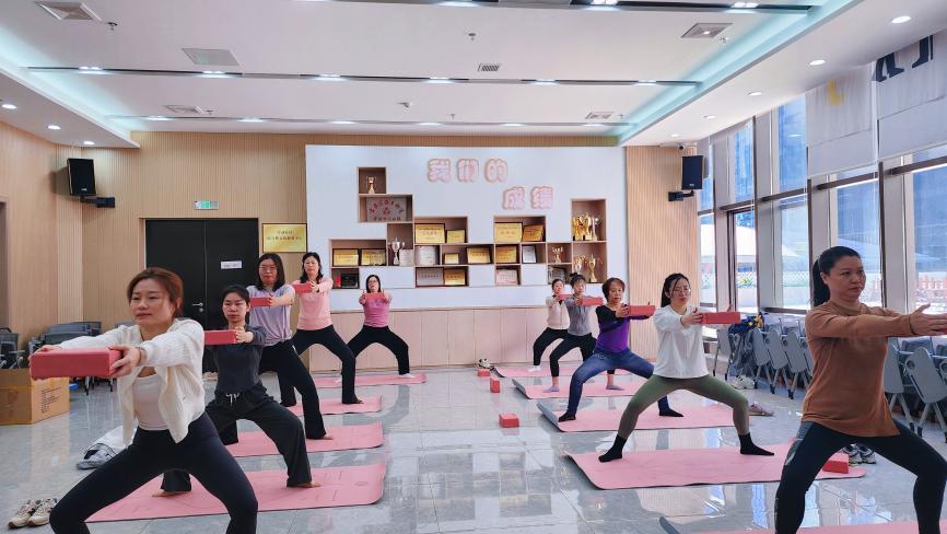劳动社区开设“志愿者能量站”瑜伽小组，为社区达人注入“心”动力