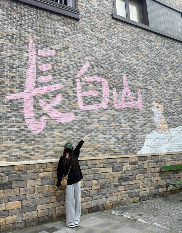 搜狐娱乐讯 21日，杨幂在社交平台上更新一组去长白山的旅行照，并配文称：“冬至快乐。”