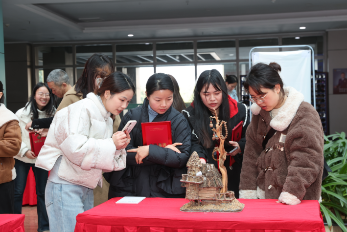 江西省首届“杏林杯”中医药文创产品设计大赛颁奖仪式暨作品展在江西中医药大学举行