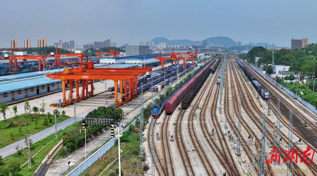 长沙北站货场，正在装卸货物的中欧班列。湖南日报全媒体记者 童迪 摄