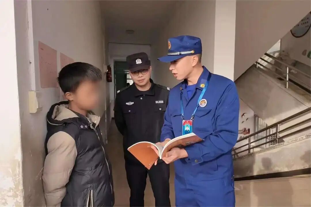 民警和消防员对涉事学生进行教育(图/受访单位提供)