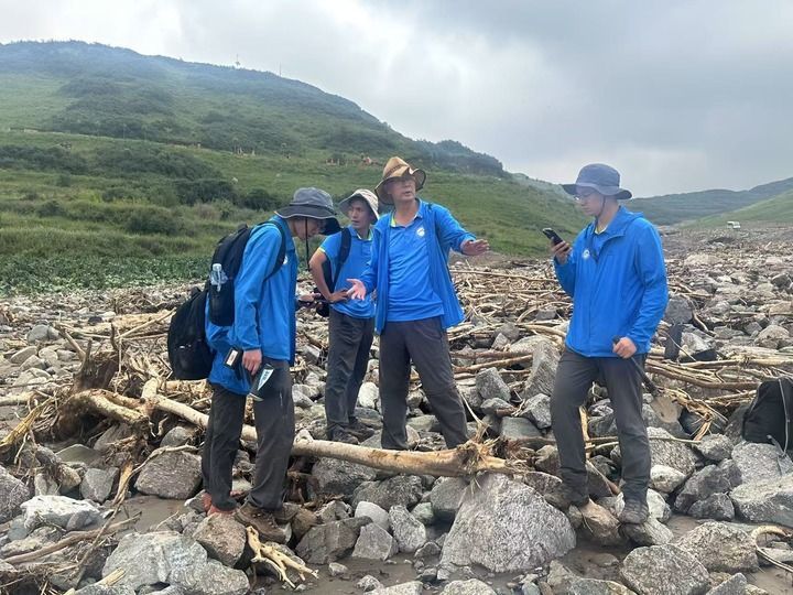 兰州大学地质科学与矿产资源学院孟兴民教授团队在甘肃榆中受灾区开展灾情调查和成灾分析