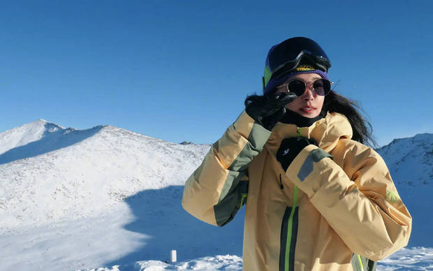 搜狐娱乐讯 近日，52岁李冰冰在社交平台上晒出一组滑雪照，她的皮肤白皙光滑，面容红润，气色超好！