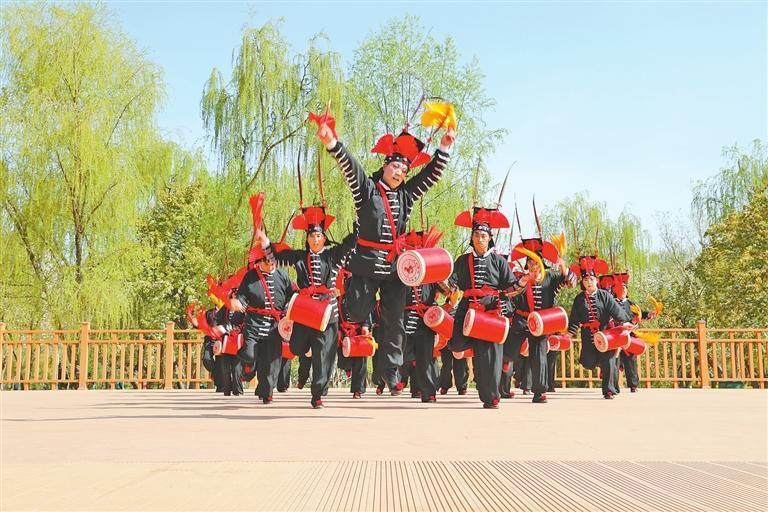 凉州攻鼓子表演　郝生元