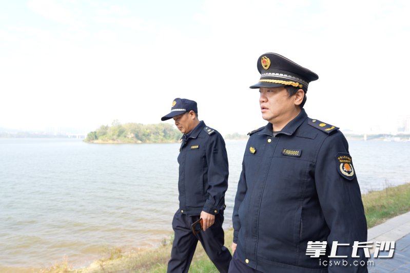 巡护队员进行禁渔巡护。长沙晚报全媒体记者 张馨以 摄