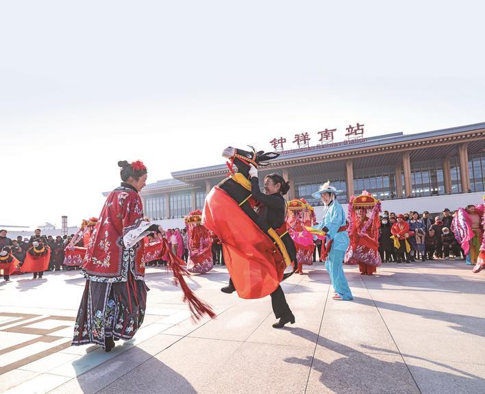 图为钟祥市民庆祝高铁开通。