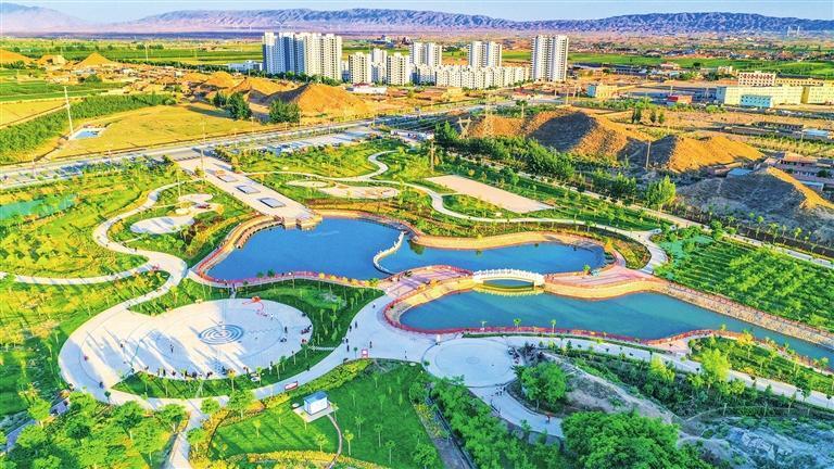 新建成的景泰县一条山公园风景秀丽，游人络绎不绝。