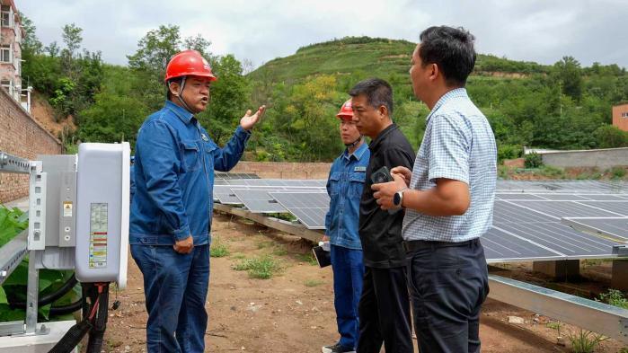 国网铜川供电公司工作人员在分布式光伏项目现场提供用电服务。