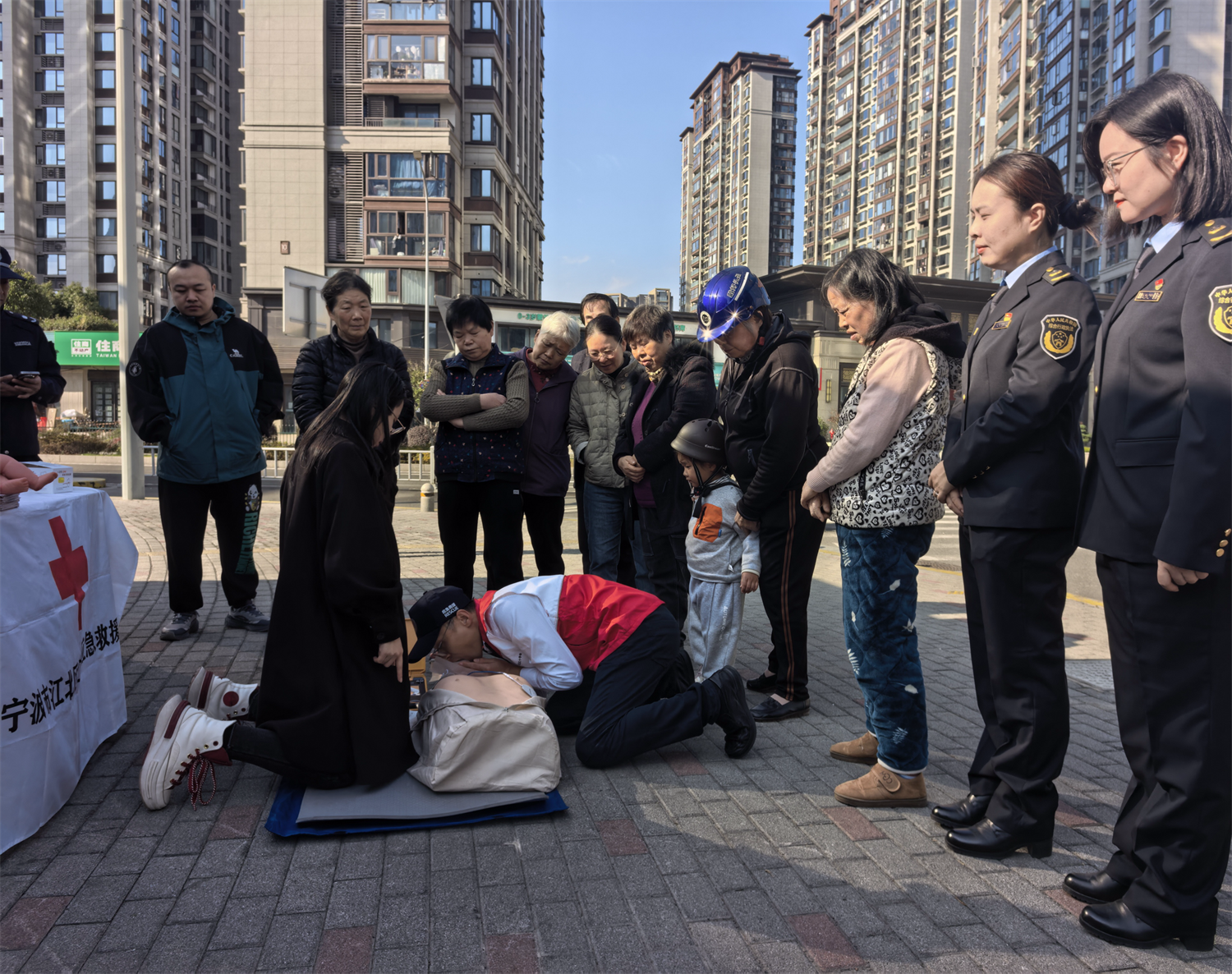 “岗亭+服务”暖冬践初心 江北“小综”驿站传递冬日温暖