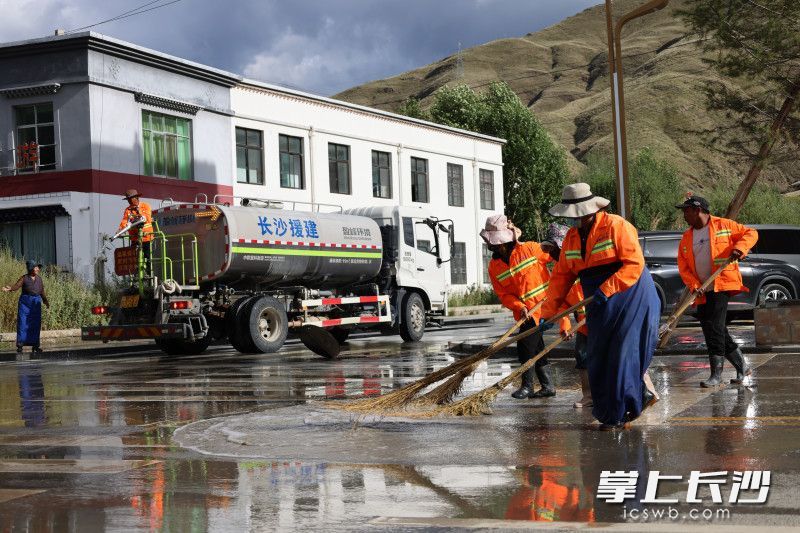 贡嘎县环卫工人用上了长沙援建的洒水车，清扫路面更轻松了。 均为长沙晚报全媒体记者孙占锋 摄