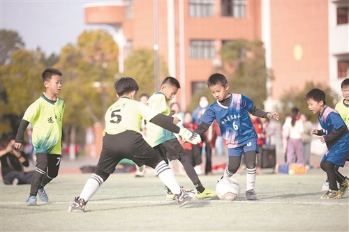 峡江县：校园足球社团（图）