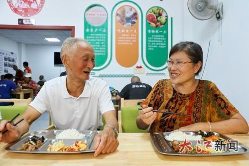 瑞昌市桂林街道黄家湾社区幸福食堂,老人们正享用午餐。 大江网视觉江西陈迪权摄