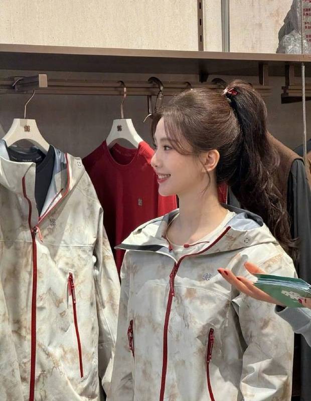 刘诗诗笑容灿烂。