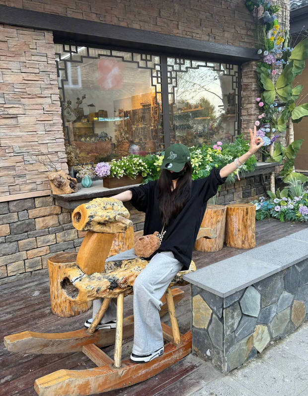 杨幂开心比耶，元气满满。