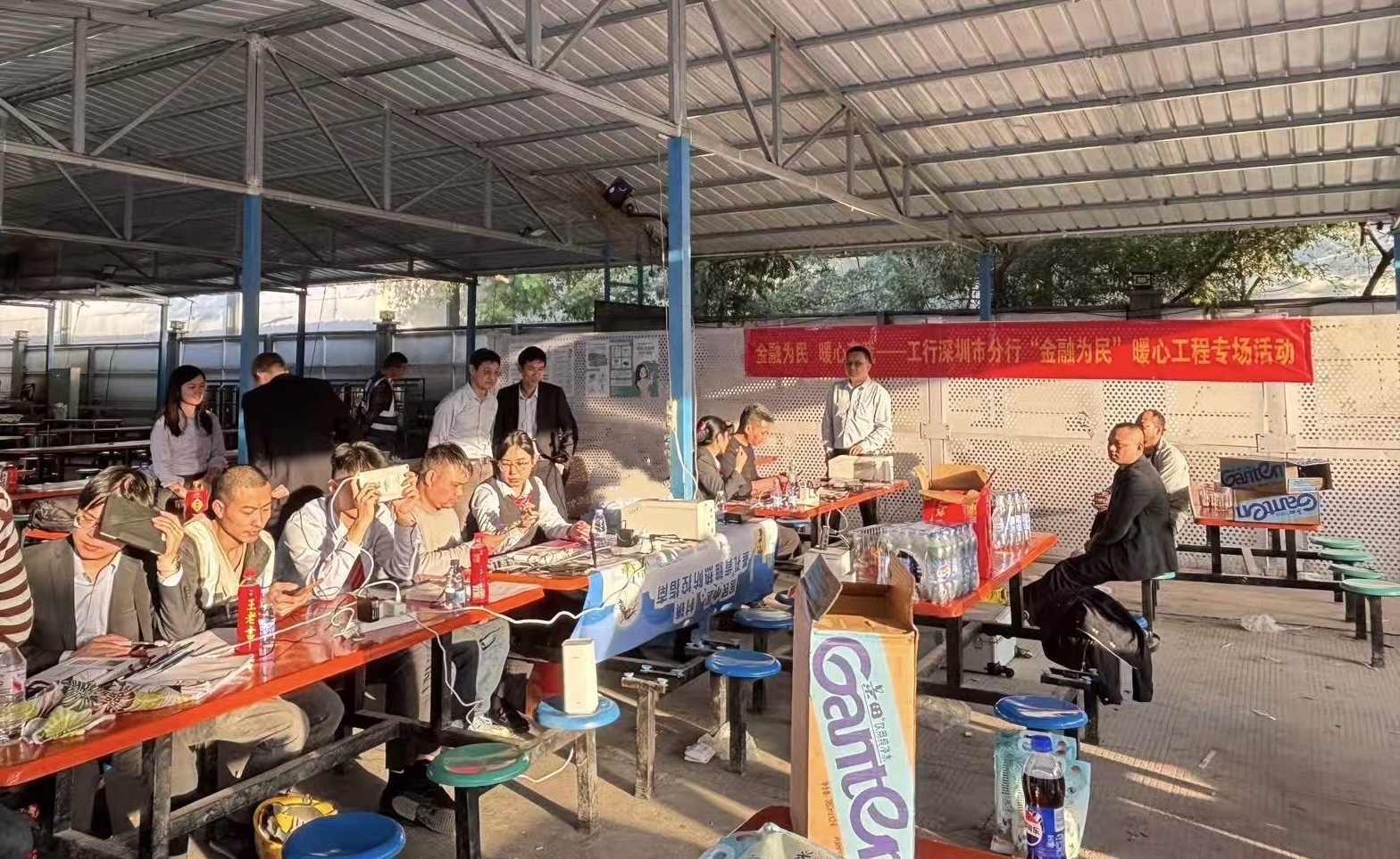 工行深圳红围支行前往建筑工地开展集中上门开卡服务