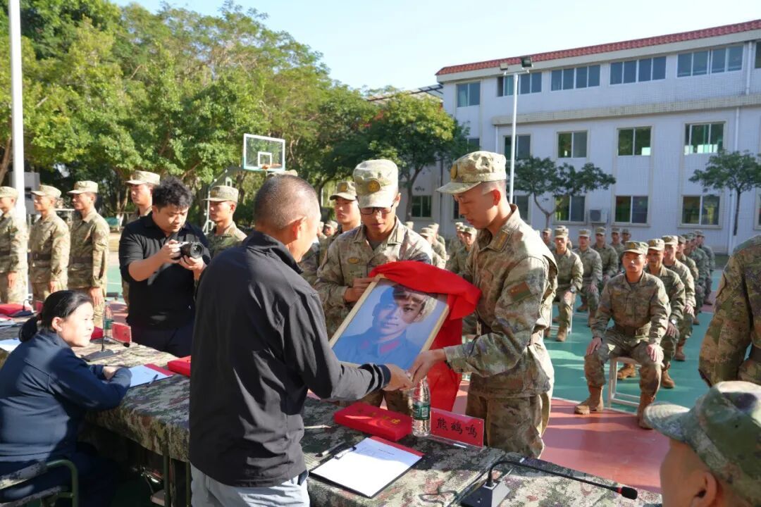 ▲“大渡河十七勇士”之一、老连长熊尚林烈士“归队”活动现场。摄影｜通讯员肖力民