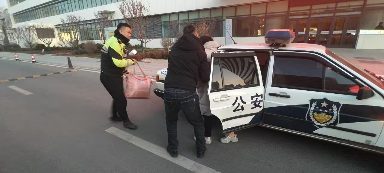 交警护送孕妇去医院