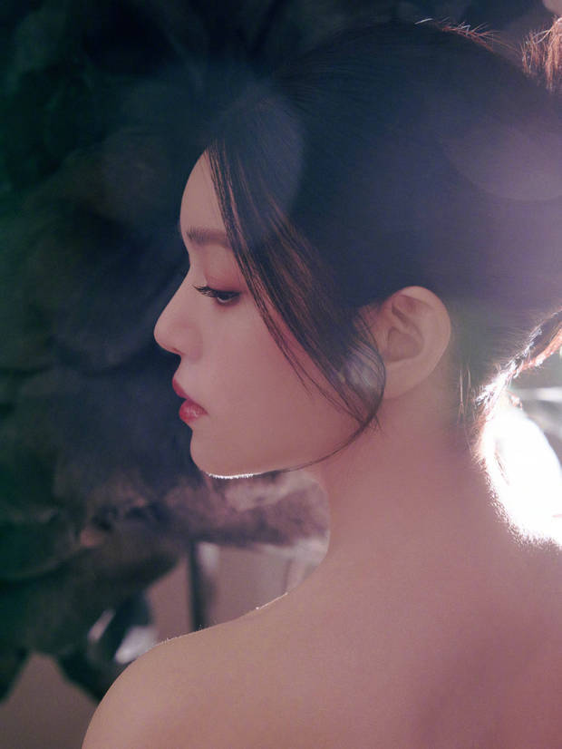 搜狐娱乐讯 近日，陈妍希参加时尚活动最新造型释出，身着黑色抹胸裙，搭配精致项链，高级精致的氛围感扑面而来。