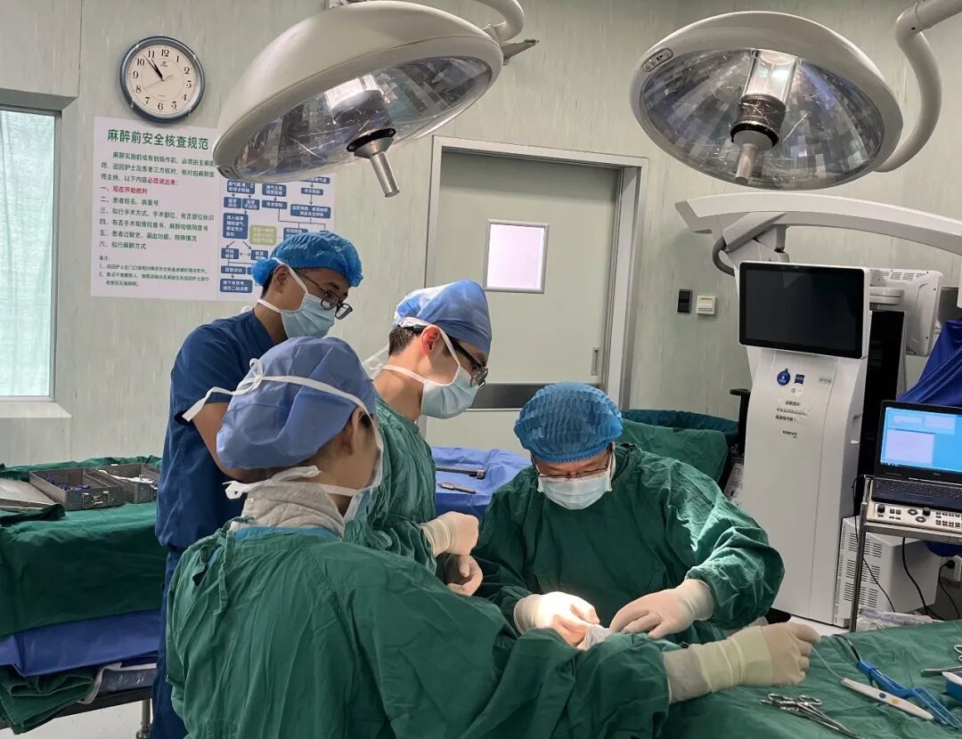 王国福主任团队为患者植入“脑机接口”脑起搏器