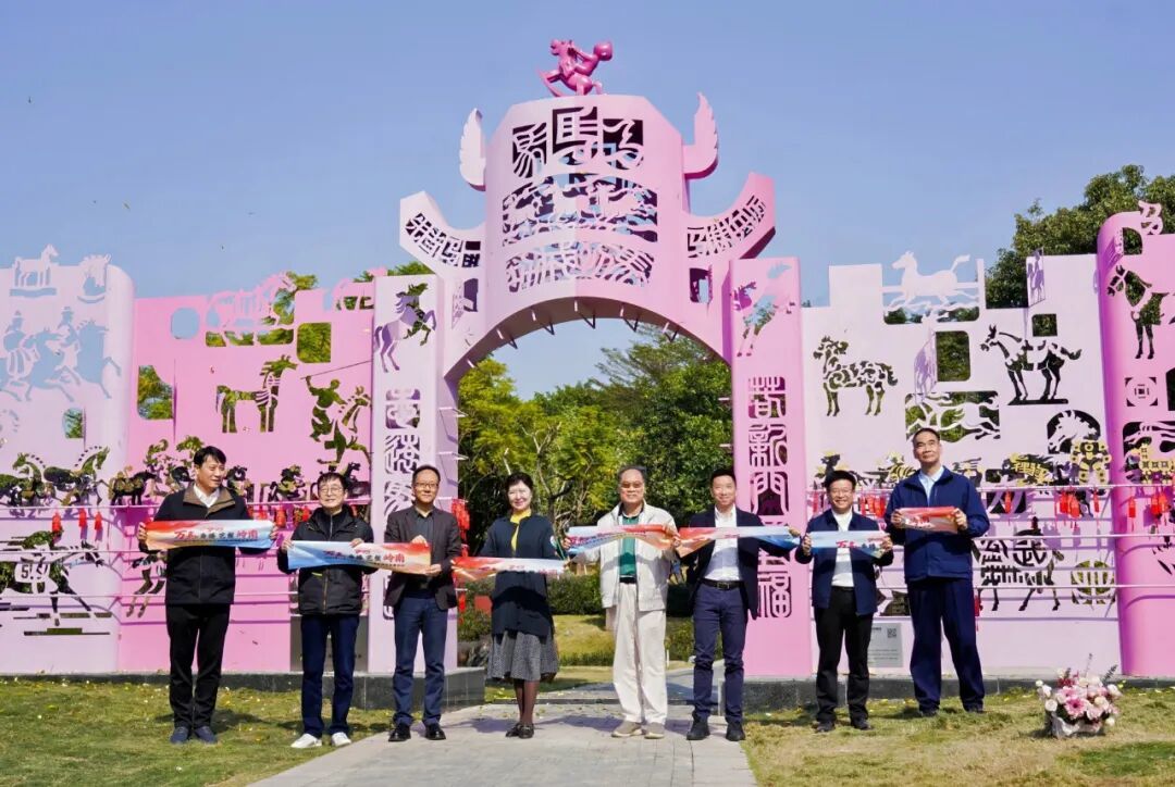 12月27日，盘石（右三）以禅城区委书记身份参与“万马奔腾&middot;艺塑岭南”2025汾江源火山文化艺术周暨祈福岛启幕活动。