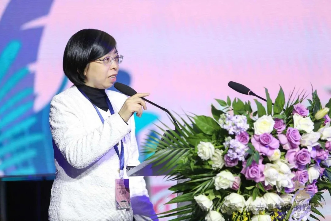 喻燕姣在主持学术会议。