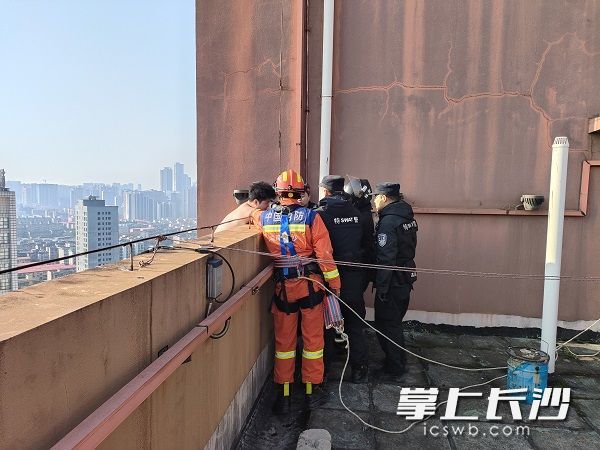 轻生男子被成功营救上来。 长沙晚报通讯员 刘伟 摄