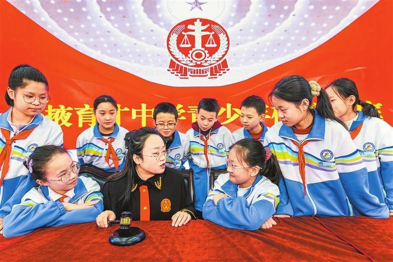 张掖育才中学开展“模拟法庭进课堂”主题活动　新甘肃&middot;甘肃日报通讯员　杨潇