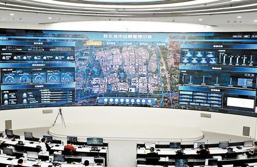 12月24日,雄安新区容东城市运营管理服务中心内,工作人员通过综合数据平台对城市进行智慧化管理。 本报记者刘光昱摄