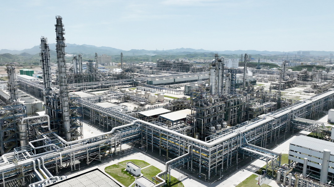 4月15日，平稳运行中的湖南石化年产60万吨己内酰胺产业链装置区。近年来，湖南石化坚持科技创新，通过自主研发新一代绿色技术，在岳阳绿色化工高新区建成全球单套产能最大、技术领先的60万吨己内酰胺生产基地。彭展 李翼骏 摄