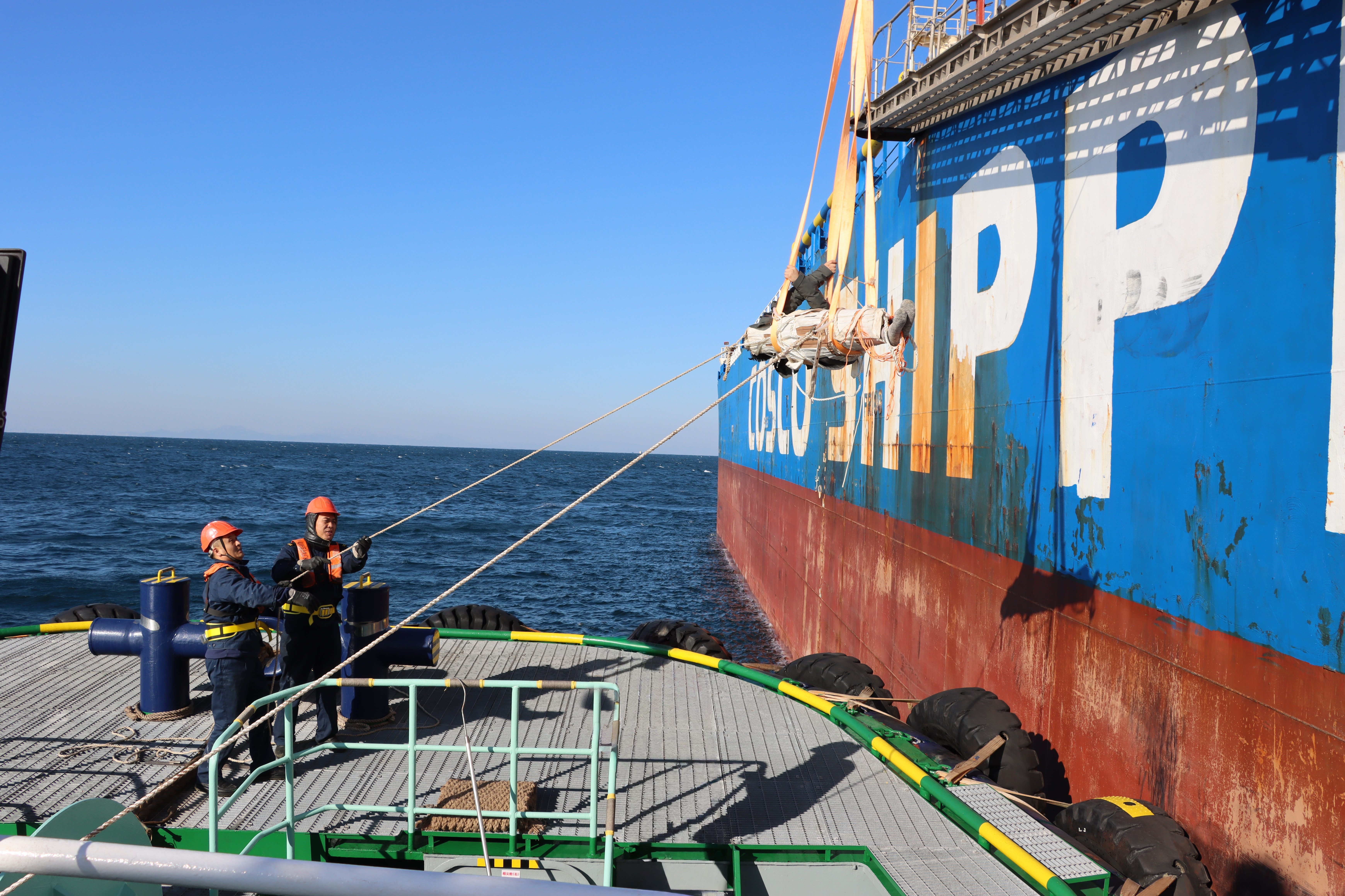 生命时速!山东港口青岛港两小时紧急转运海上患病船员