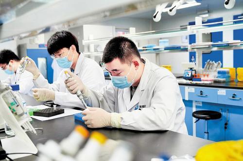 7月2日，位于固安县的国科赛赋河北医药技术有限公司技术人员进行创新药物试验和检测。（本报资料片）本组图片由本报记者王伟摄