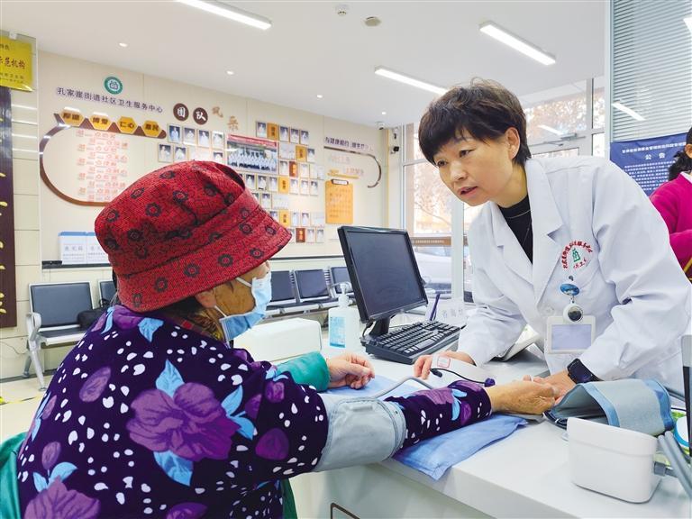 医护人员为老年人量血压