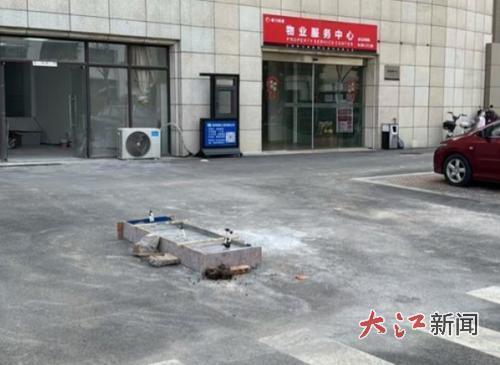 该小区物业在停车场浇筑石墩（受访者供图）