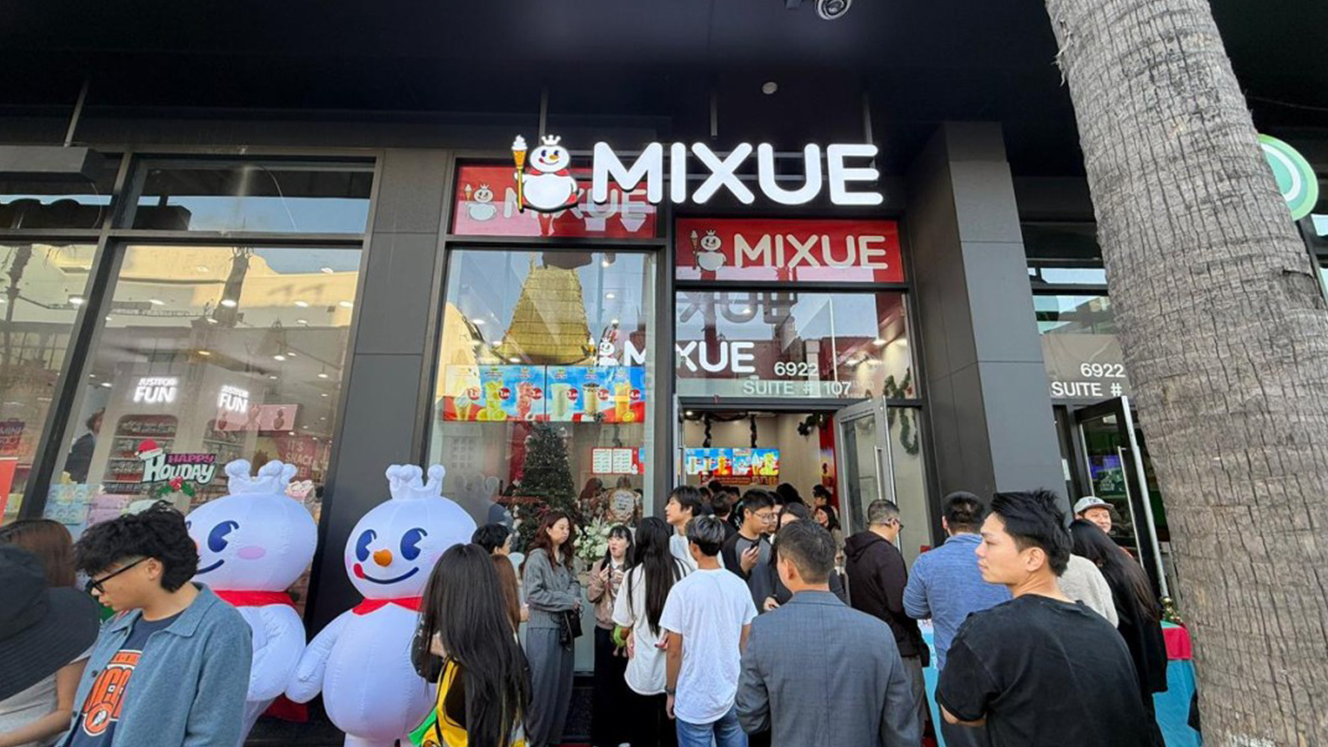 蜜雪冰城美国店开业爆火，外国收银小哥熟练使用中文为顾客点单，网友：在外企上班就得用外语