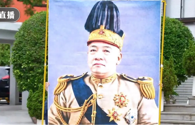 ▎国民党、民众党“立法院”党团12月19日共同举行记者会,展示赖清德脸部和袁世凯肖像的合成图片。(图源:民众党Youtube频道视频截图)