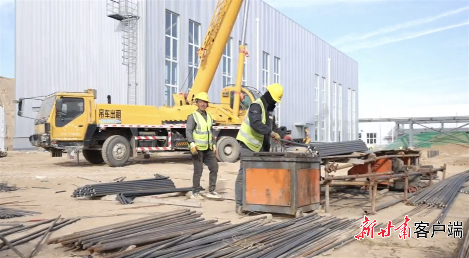 工人们正在紧张作业中 本文图片均由新甘肃·甘肃日报记者魏晓倩摄
